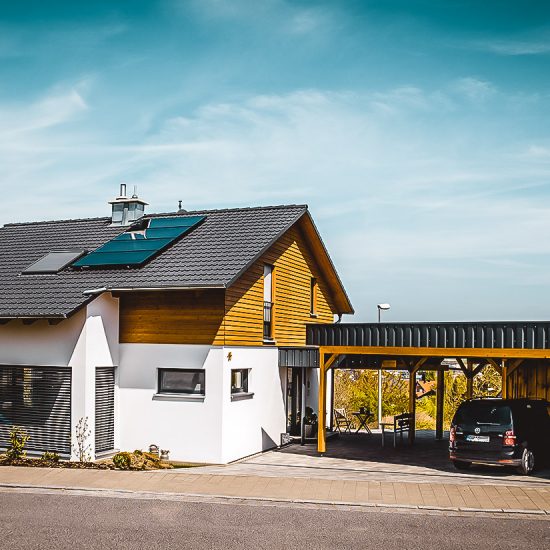 Holzhaus mit Carport